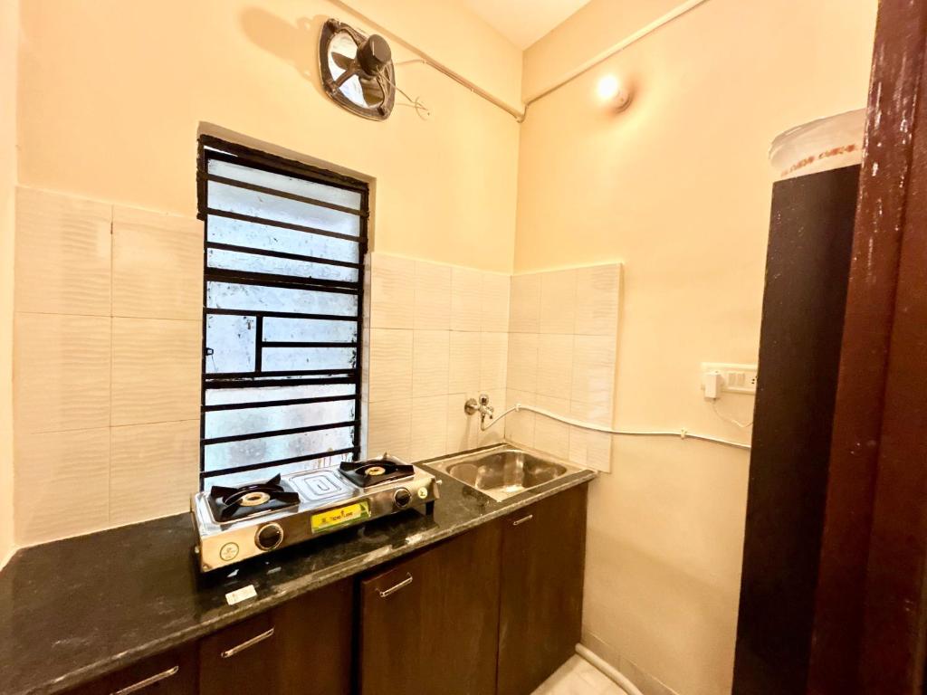 Kuchyň nebo kuchyňský kout v ubytování Cozy 2BHK Apt near Ruby Hospital & EM Bypass