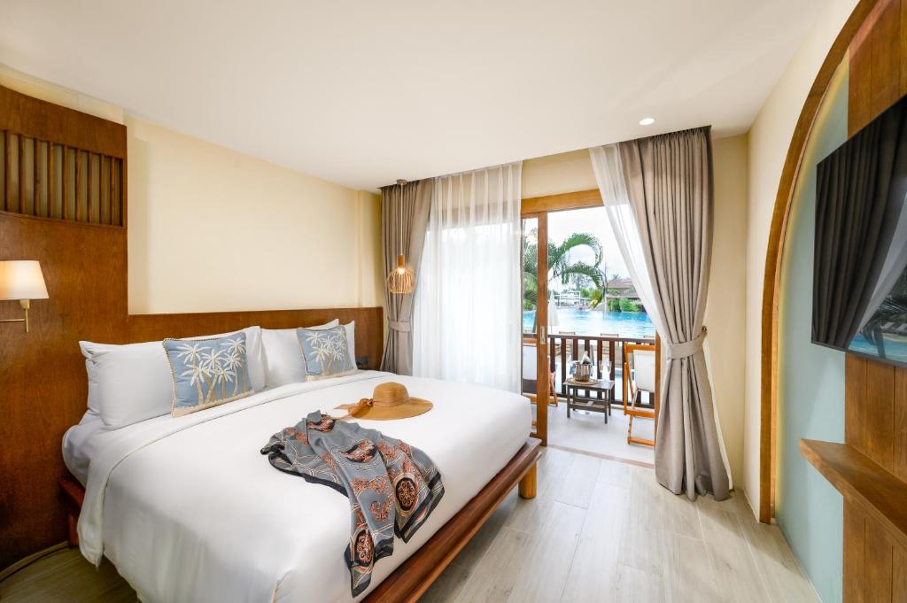 Ein Bett oder Betten in einem Zimmer der Unterkunft Arinara Beach Resort Phuket - SHA Extra Plus