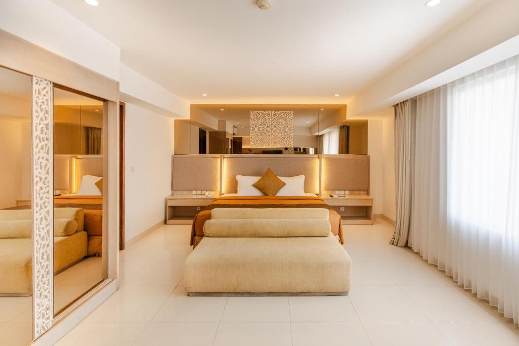 Giường trong phòng chung tại Kuta Angel Hotel