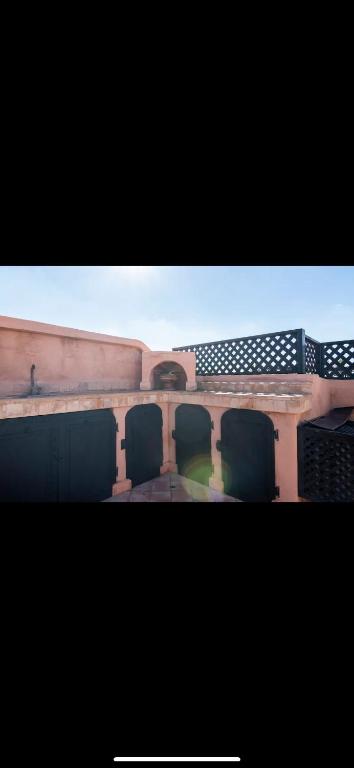 un gruppo di sedie appoggiate sul lato di un treno di Très joli appartement à Atlas Golf Resort a Marrakech
