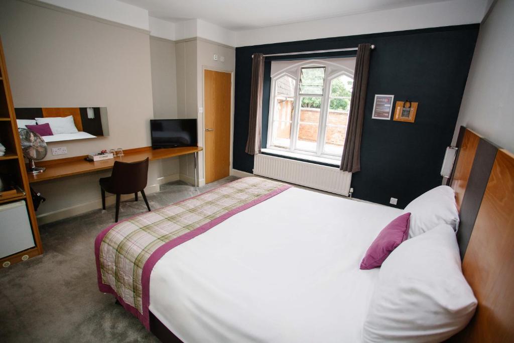 Postel nebo postele na pokoji v ubytování The Corner House Hotel
