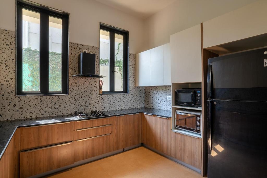 Η κουζίνα ή μικρή κουζίνα στο LohonoStays Villa Siena A