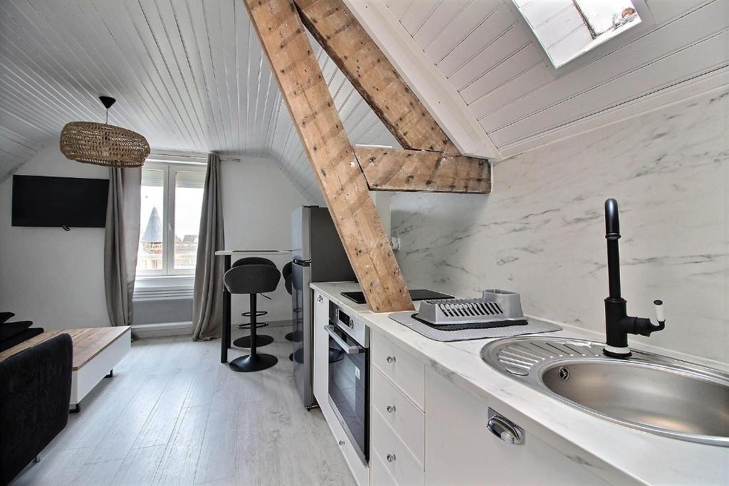une cuisine avec un évier et un plan de travail dans l'établissement Appt Cosy 4 personnes A 2 min a pied plage et commerces, à Berck-sur-Mer