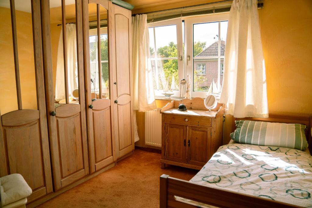 Postel nebo postele na pokoji v ubytování Ferienhaus Jadeblick I I