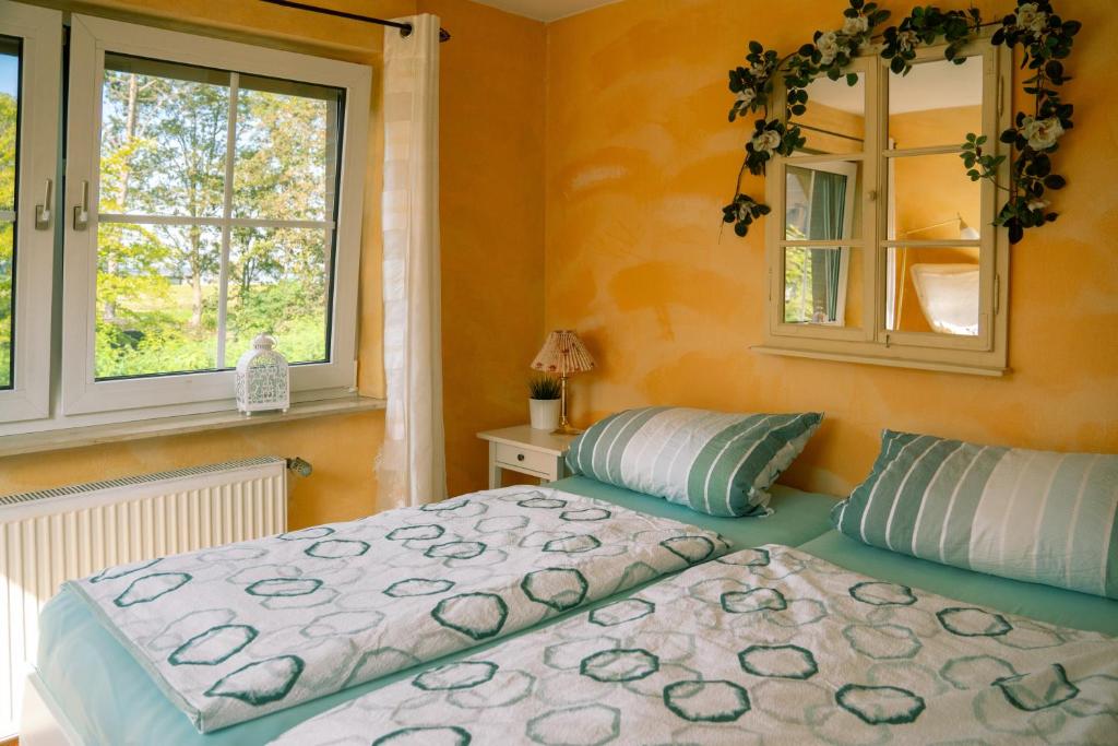 Postel nebo postele na pokoji v ubytování Ferienhaus Jadeblick I I
