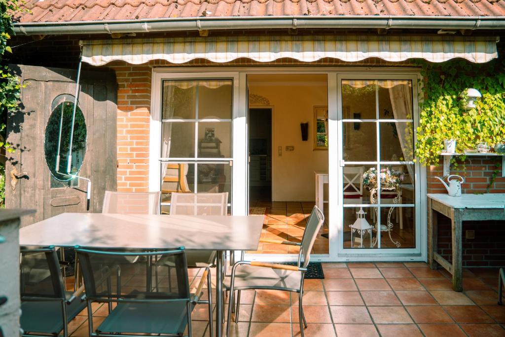 Balkón nebo terasa v ubytování Ferienhaus Jadeblick I I