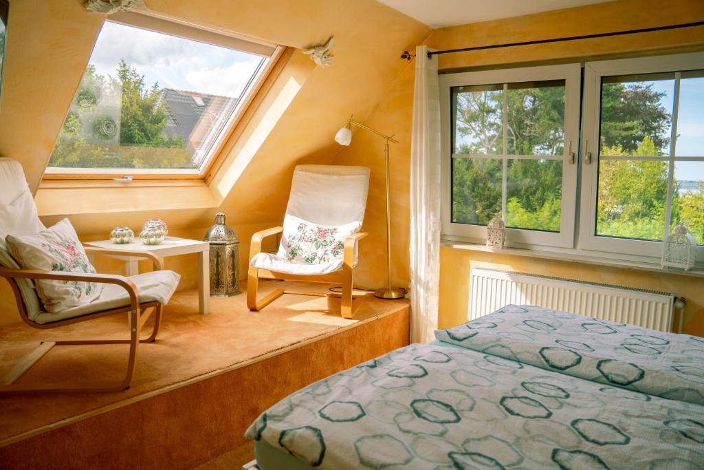 Postel nebo postele na pokoji v ubytování Ferienhaus Jadeblick I I