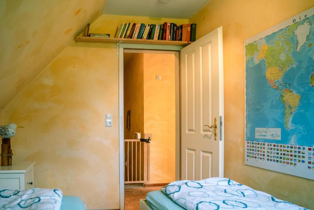 Postel nebo postele na pokoji v ubytování Ferienhaus Jadeblick I I