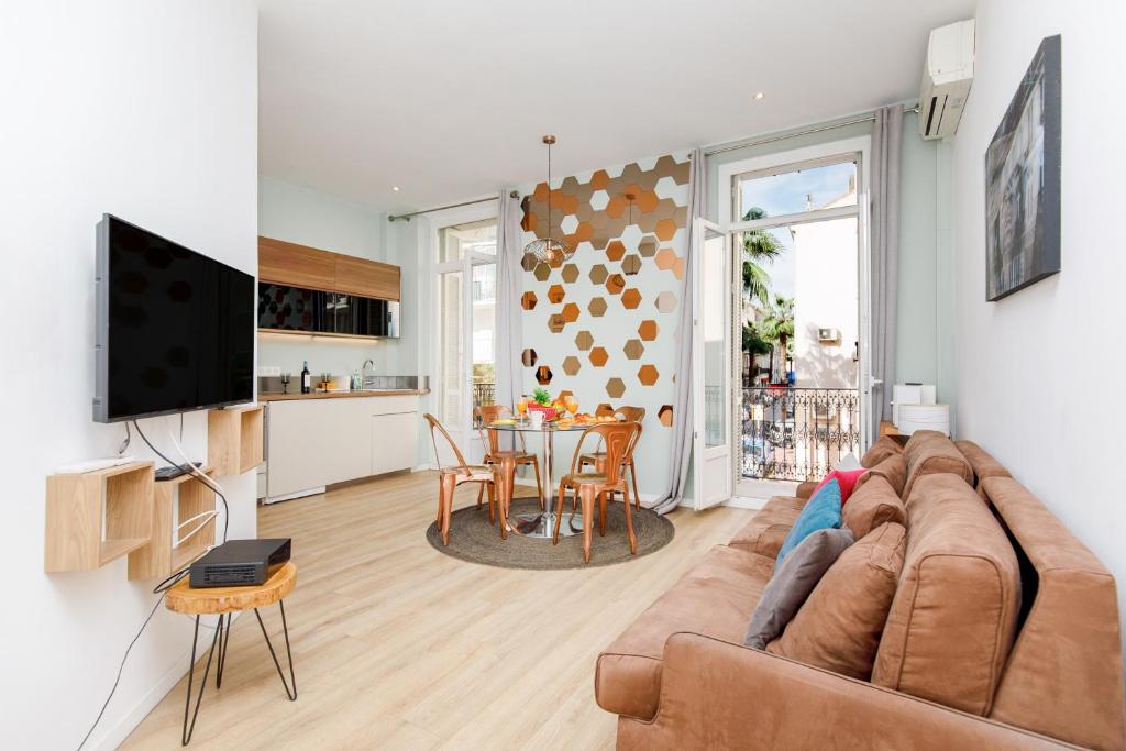 un salon avec un canapé et une table dans l'établissement Nasturtium YourHostHelper, à Cannes