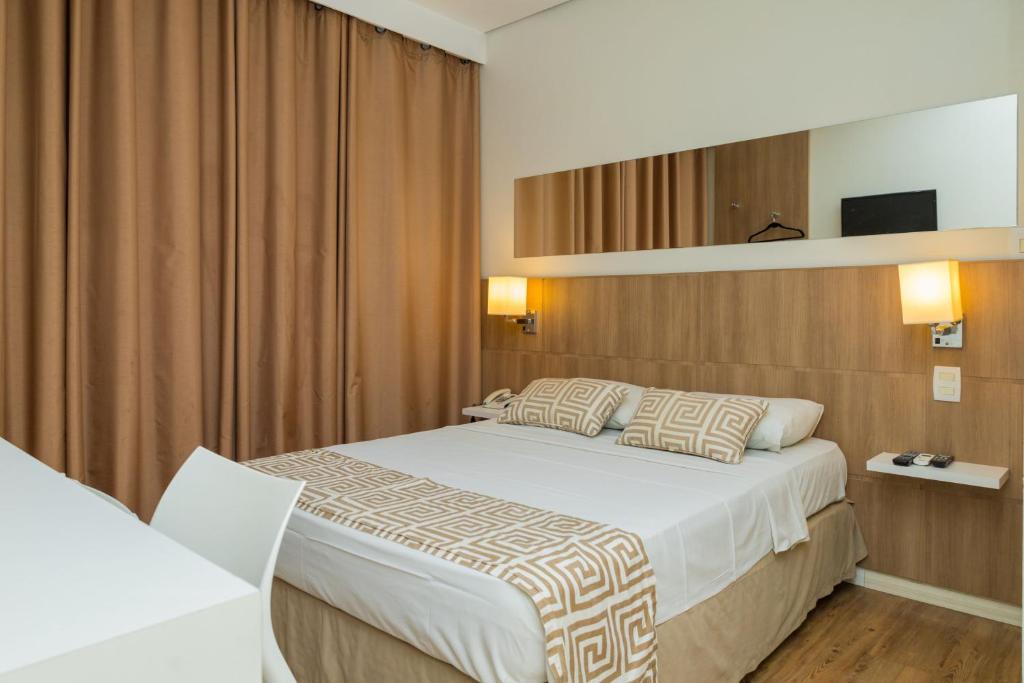 Postel nebo postele na pokoji v ubytování Golden Suíte Hotel