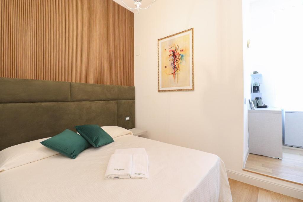 Postel nebo postele na pokoji v ubytování Re Di Rhome Guest House