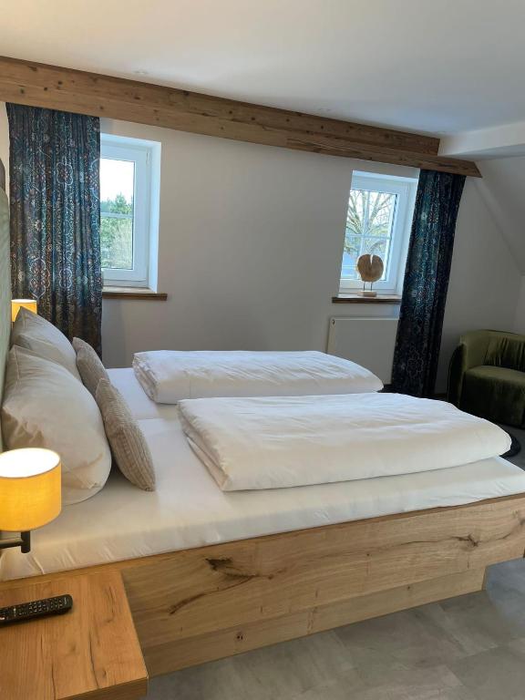 Postel nebo postele na pokoji v ubytování Hotel Gasthof zum Wulfen