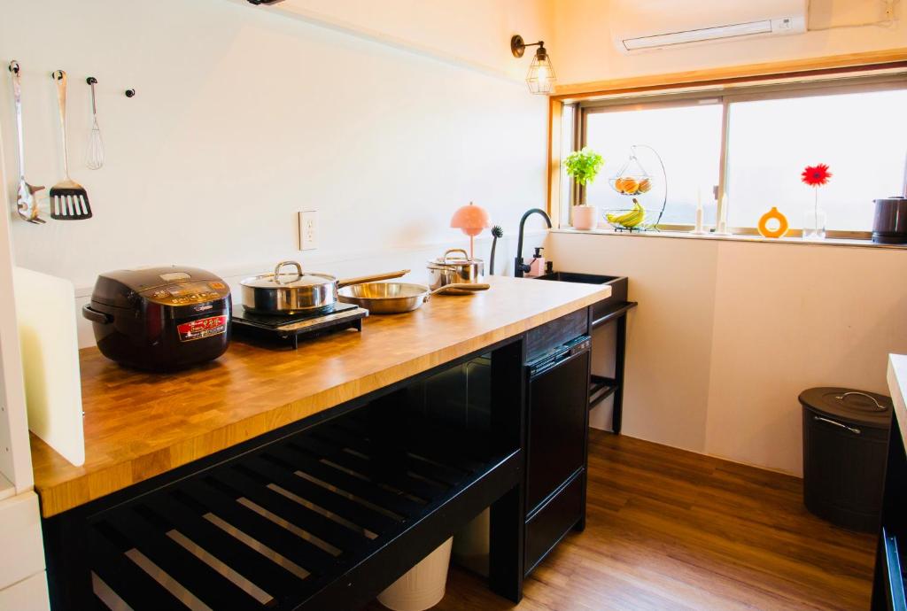 Kuchyň nebo kuchyňský kout v ubytování 一棟貸し宿 Kanata Riverview House