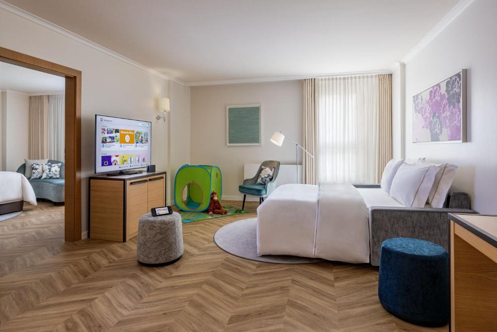 Postel nebo postele na pokoji v ubytování The Westin Grand Berlin