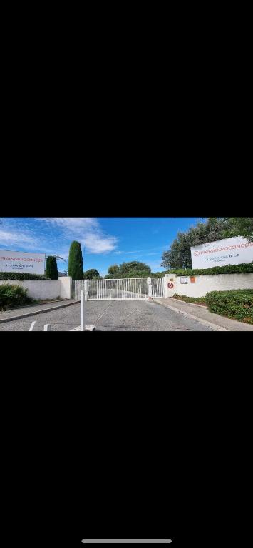 - une vue sur une rue avec une clôture blanche dans l'établissement La corniche d'or - Saint Raphael, à Saint-Raphaël
