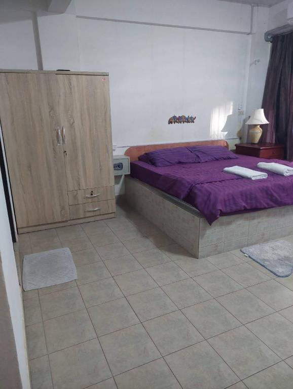 Postel nebo postele na pokoji v ubytování PLUEMCHAI Guesthouse