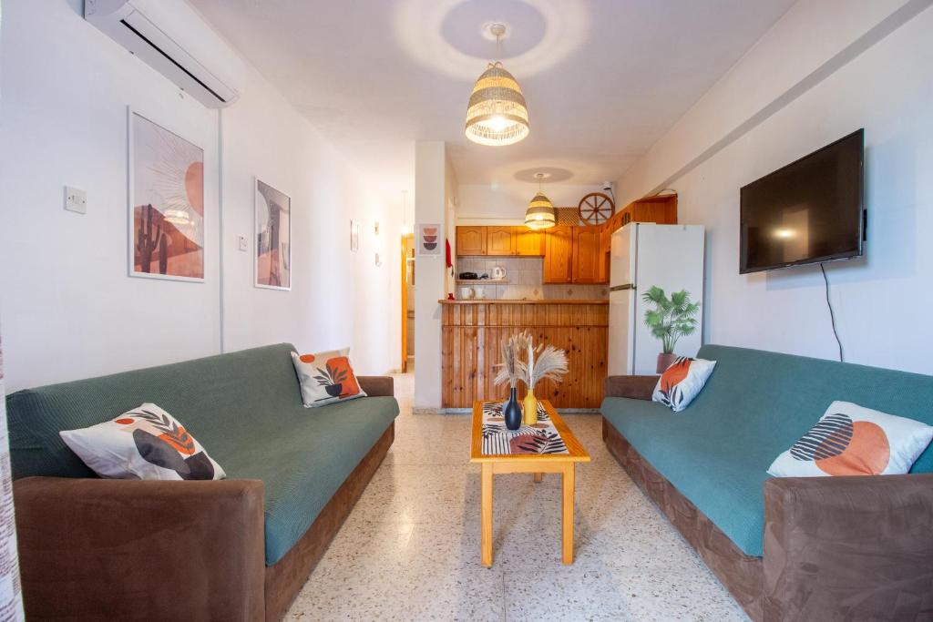 TV a/nebo společenská místnost v ubytování 5-min to the beach, 1-bed apt