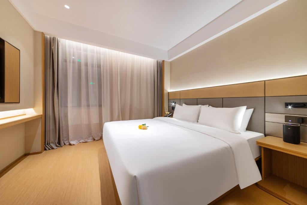 Postel nebo postele na pokoji v ubytování Yibo Hotel - Pazhou Convention and Exhibition Center - Walking distance to Canton Fair