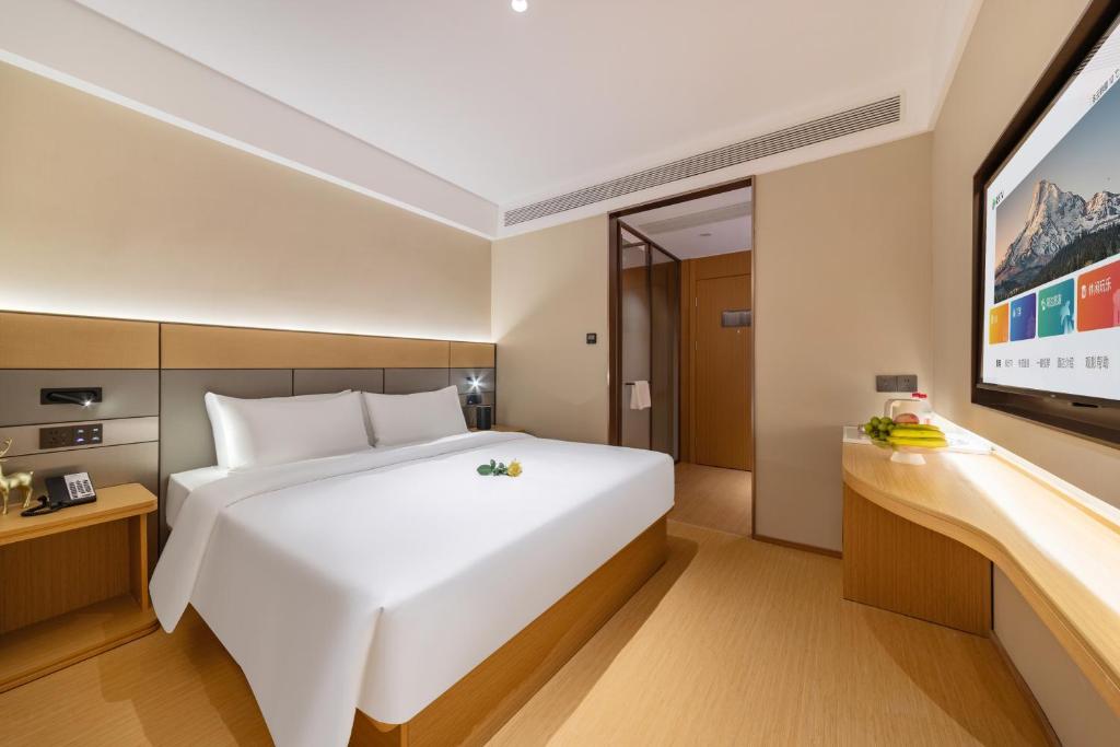 Postel nebo postele na pokoji v ubytování Yibo Hotel - Pazhou Convention and Exhibition Center - Walking distance to Canton Fair