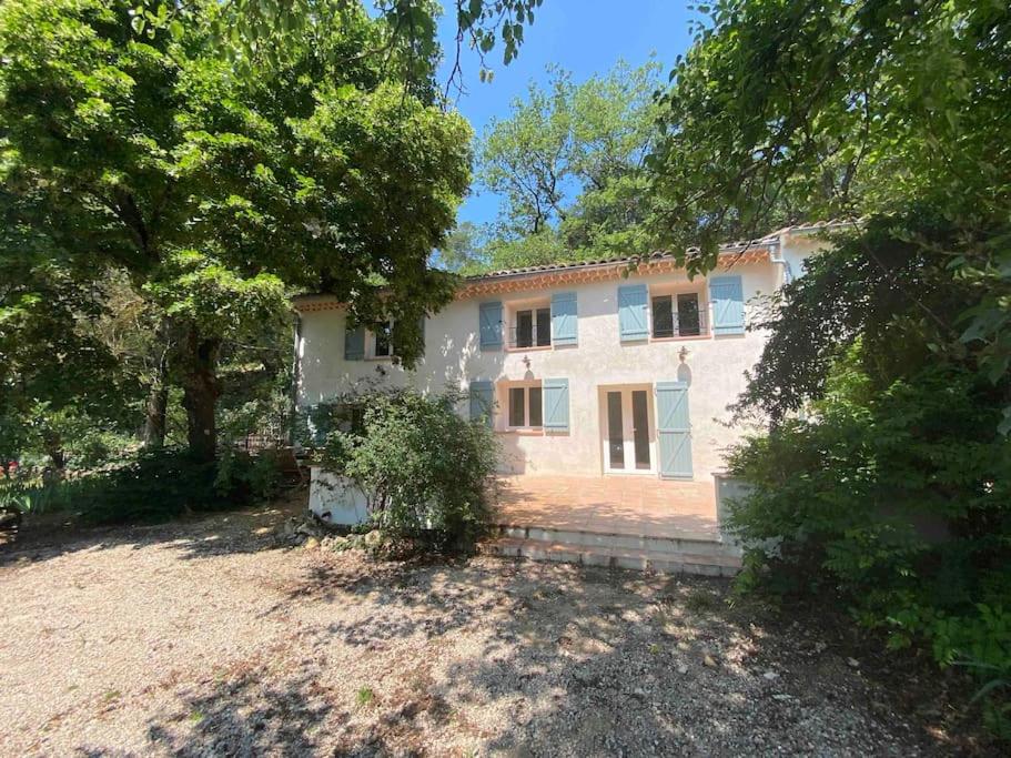 une vue extérieure d'une maison avec des arbres dans l'établissement Maison de campagne au milieu des vignes et piscine, à Méounes-lès-Montrieux