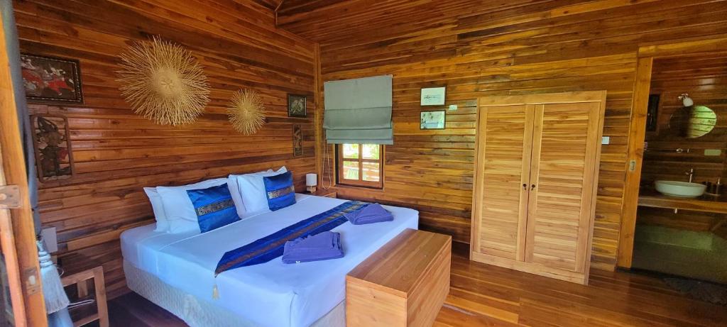 Postel nebo postele na pokoji v ubytování Samui Blue Bird