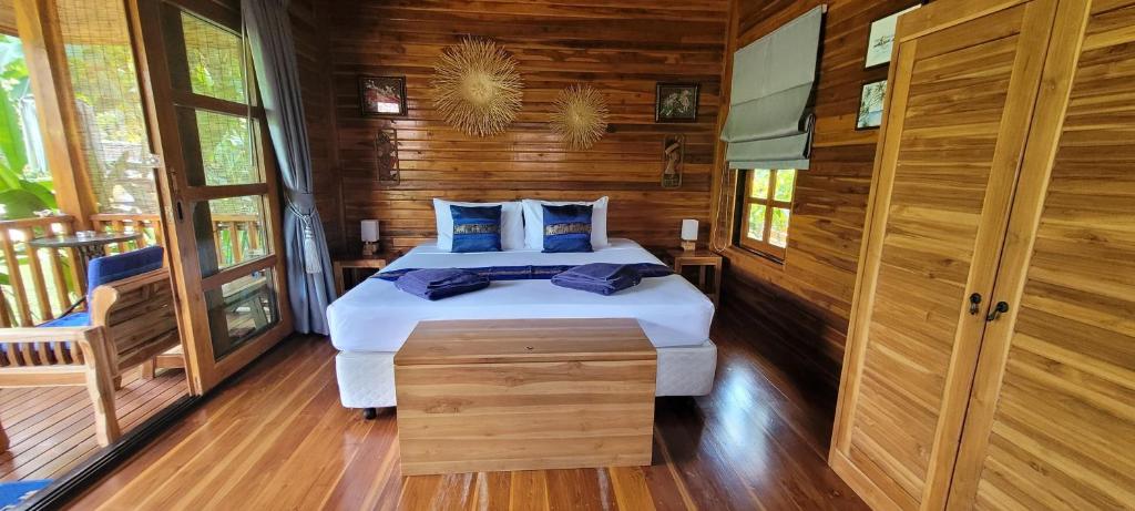 Postel nebo postele na pokoji v ubytování Samui Blue Bird