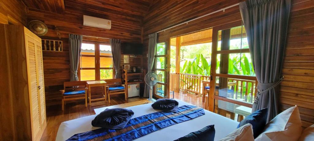 Postel nebo postele na pokoji v ubytování Samui Blue Bird
