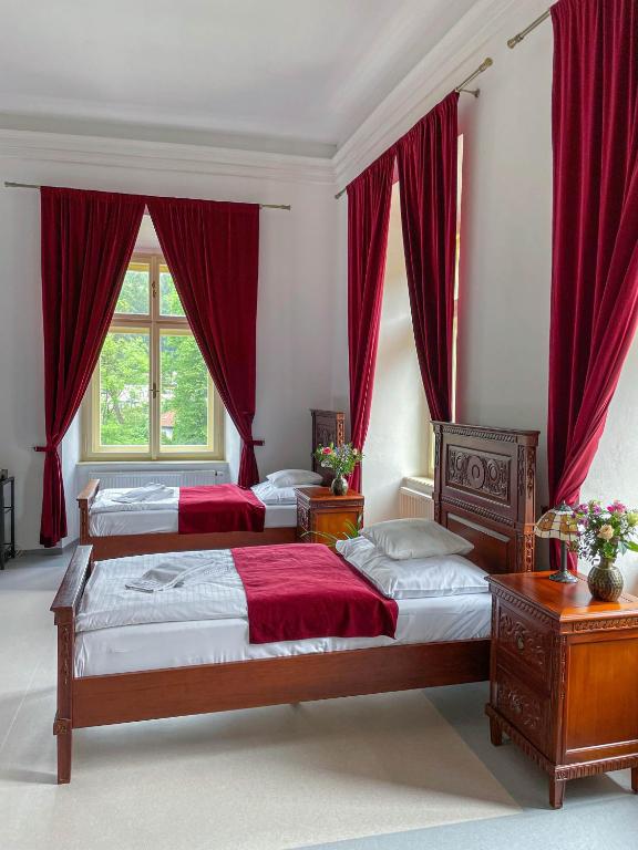 Postel nebo postele na pokoji v ubytování Hotel Klášter Želiv