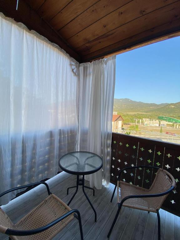 Nespecifikovaný výhled na hory nebo výhled na hory při pohledu z hotelu
