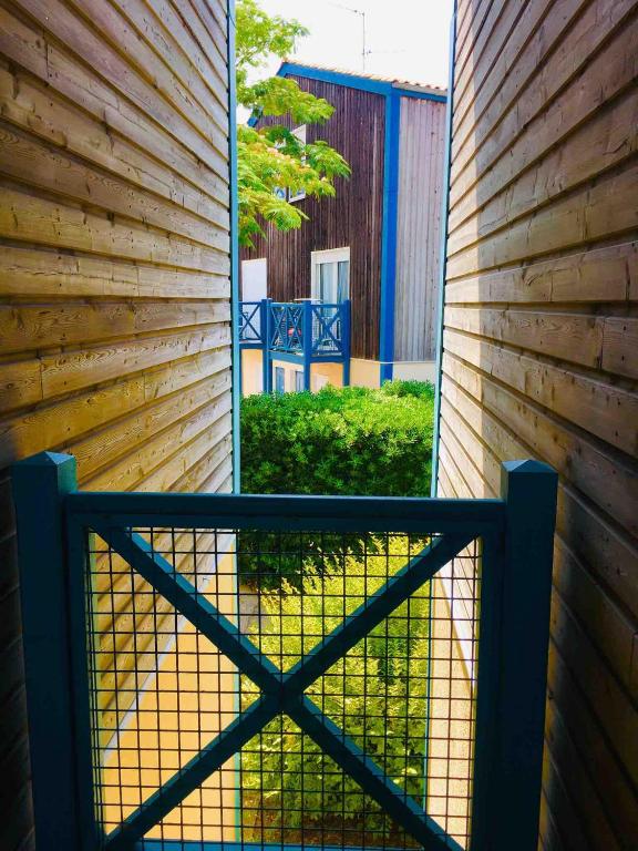- une vue depuis la clôture d'une cour dans l'établissement Chaleureux Et Lumineux Duplex T2, à La Rochelle