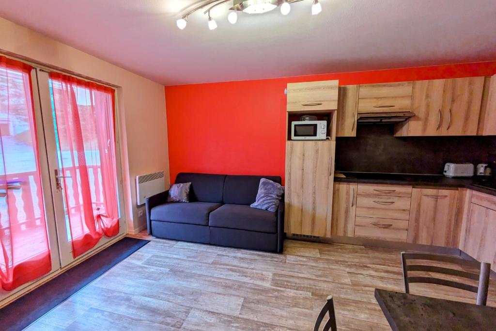 un salon avec un canapé et une cuisine dans l'établissement Studio 5 personnes au revard, à Les Déserts