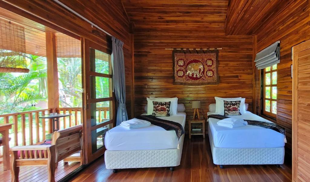 Postel nebo postele na pokoji v ubytování Samui Blue Bird