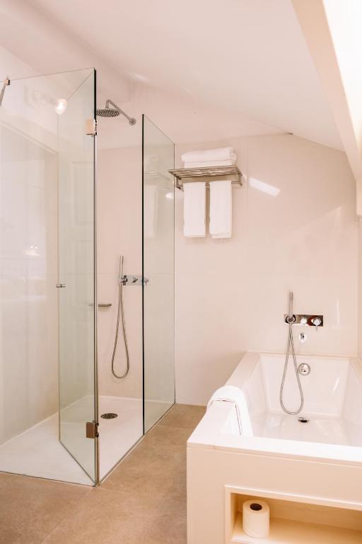 Koupelna v ubytování EMAJ Boutique Hotel