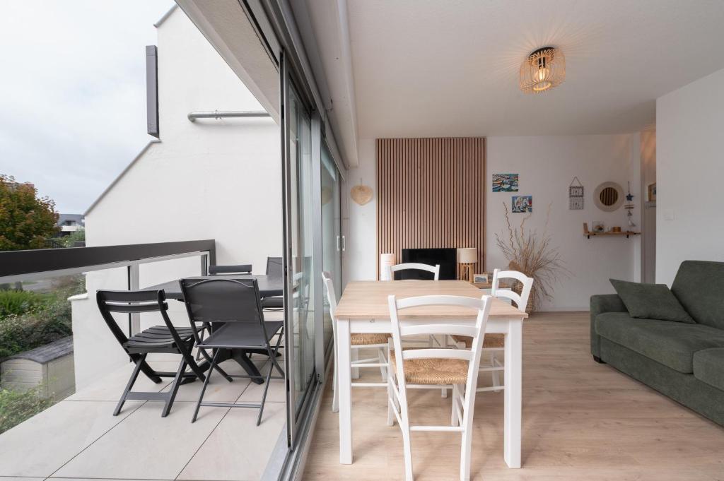 une salle à manger et un salon avec une table et des chaises dans l'établissement Appartement Ty Soleil - Proche mer, à Carnac