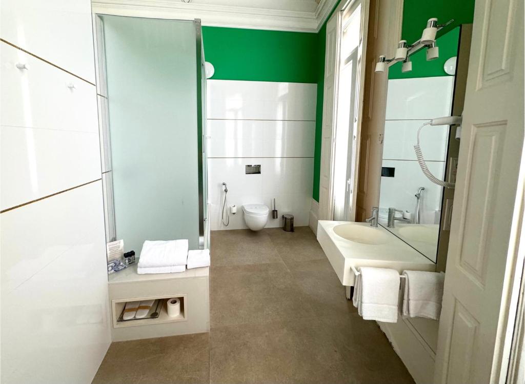 Koupelna v ubytování EMAJ Boutique Hotel