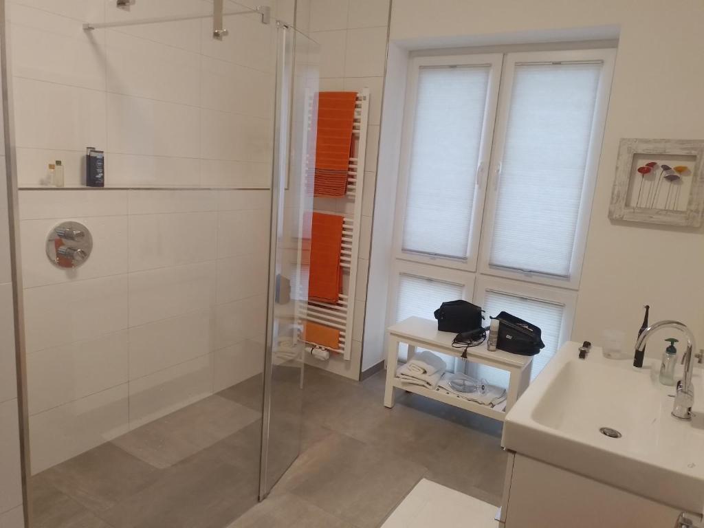 Koupelna v ubytování watn Meerblick-Nordseepark Dangast, 2Schlafzimmer,2Bäder,Kamin,Parkplatz