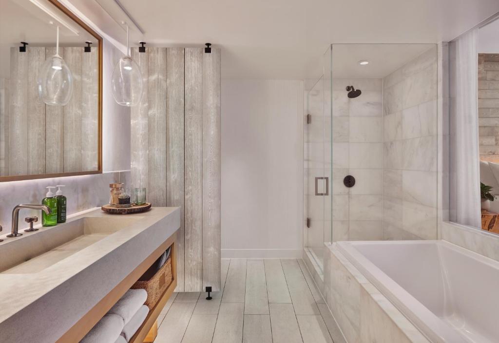 ein Badezimmer mit Badewanne, Waschbecken und Dusche in der Unterkunft 1 Hotel South Beach in Miami Beach