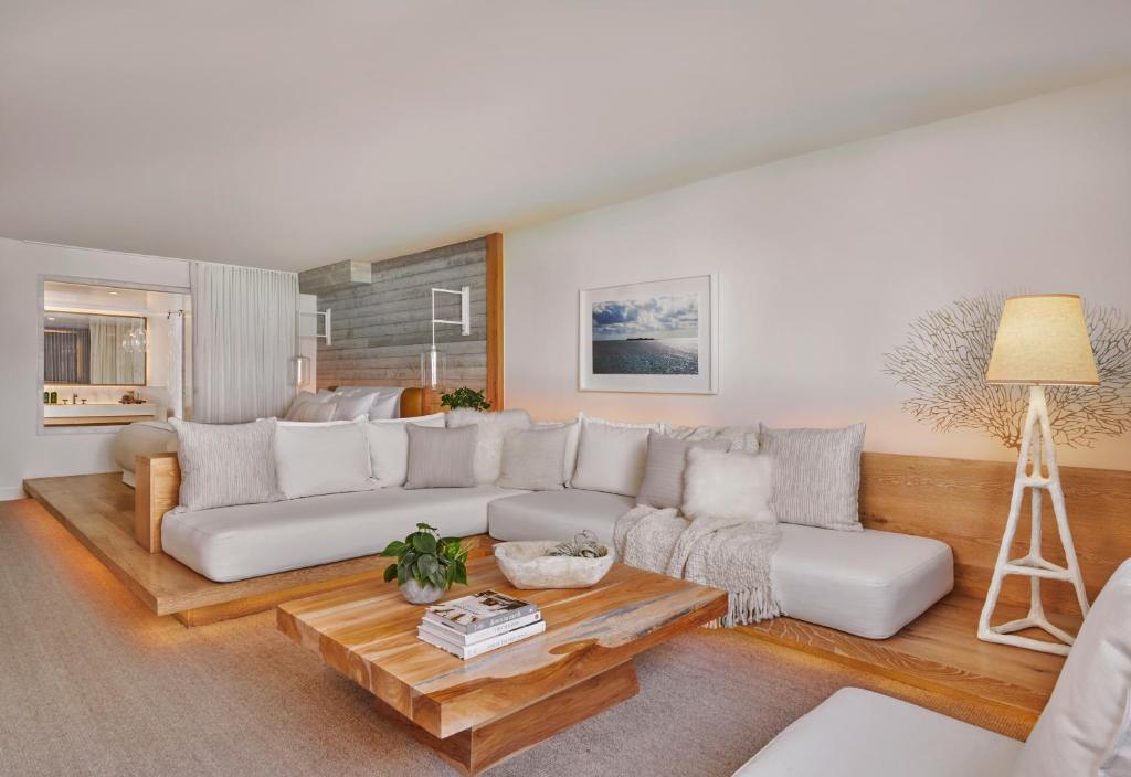 Ein Sitzbereich in der Unterkunft 1 Hotel South Beach