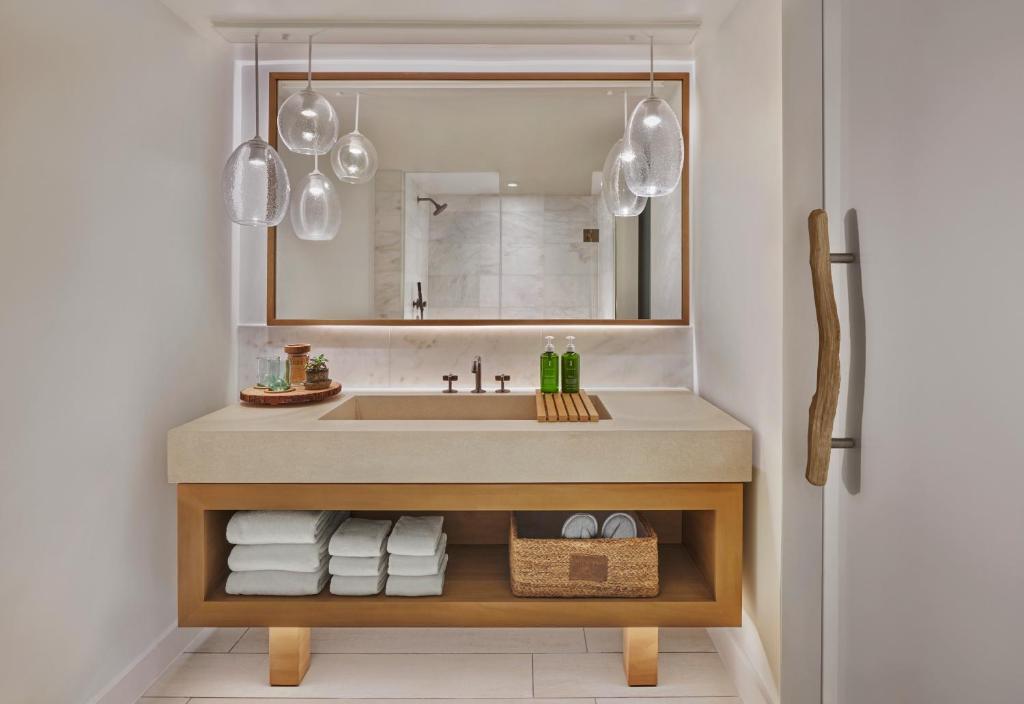 Ein Badezimmer in der Unterkunft 1 Hotel South Beach