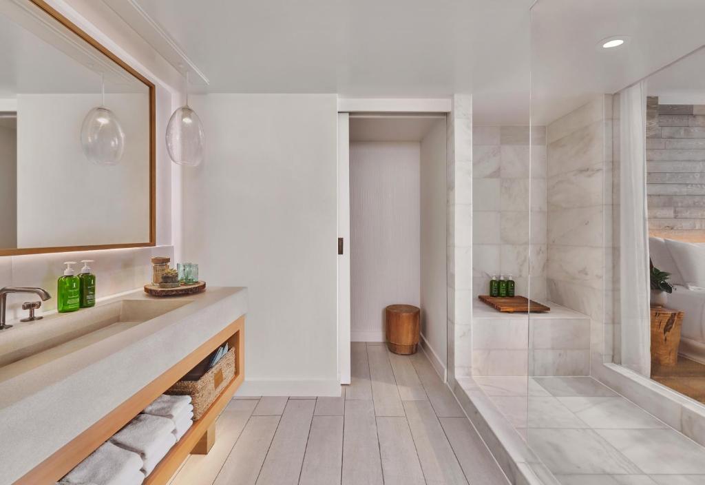 Ein Badezimmer in der Unterkunft 1 Hotel South Beach