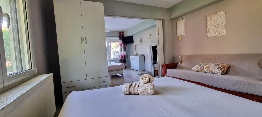 a small room with a bed and a couch at Beachside Marie in Litochoro