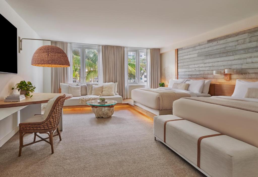 ein Hotelzimmer mit zwei Betten und einer Couch in der Unterkunft 1 Hotel South Beach in Miami Beach