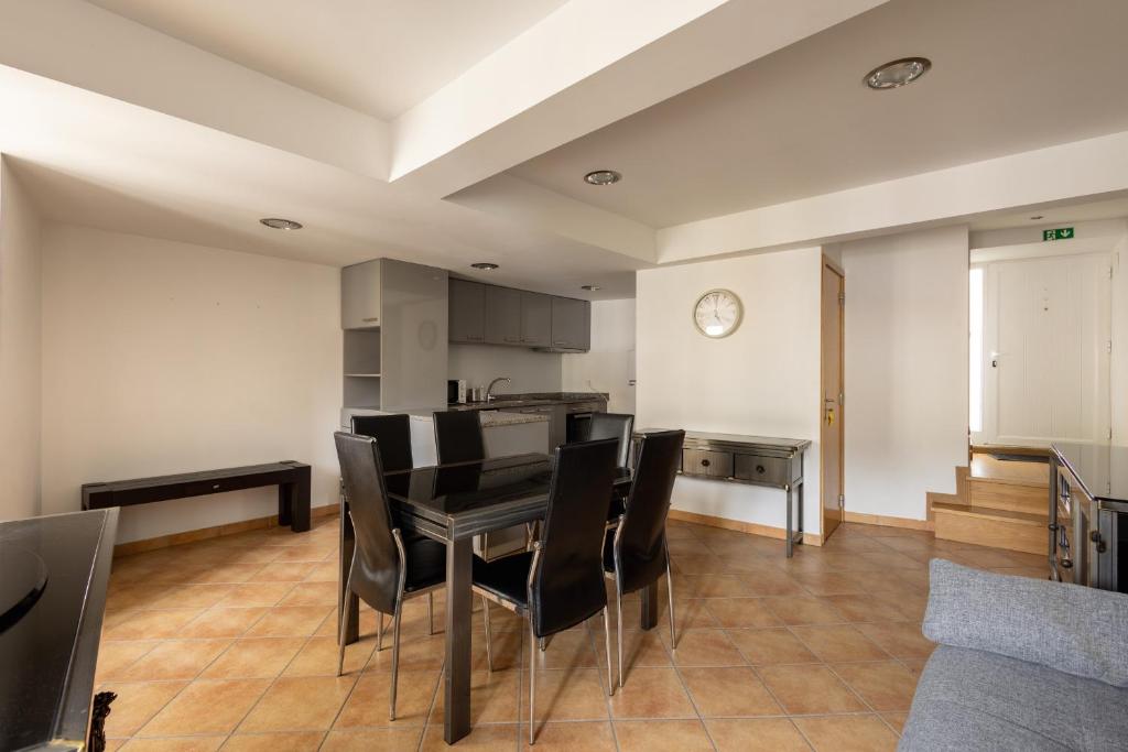 a kitchen and dining room with a table and chairs at Casa Amarela - Serra da Estrela Portugal in Verdelhos