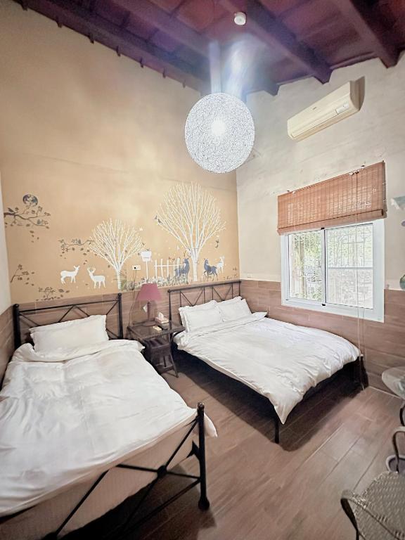 Postel nebo postele na pokoji v ubytování 晨曦山莊 晨曦紅瓦厝國民旅遊卡特約商店Sunshino farmstead