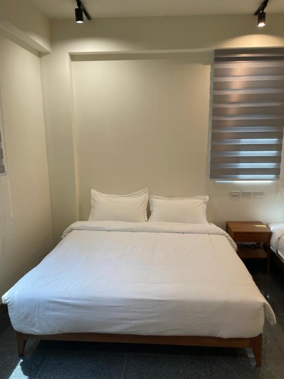 Rúm í herbergi á 金門民宿 獺上小島民宿 文旅 青旅