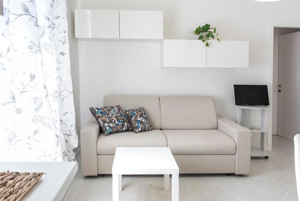 a living room with a couch and a tv at C004 - Camerano, nuovo bilocale con aria condizionata in Camerano