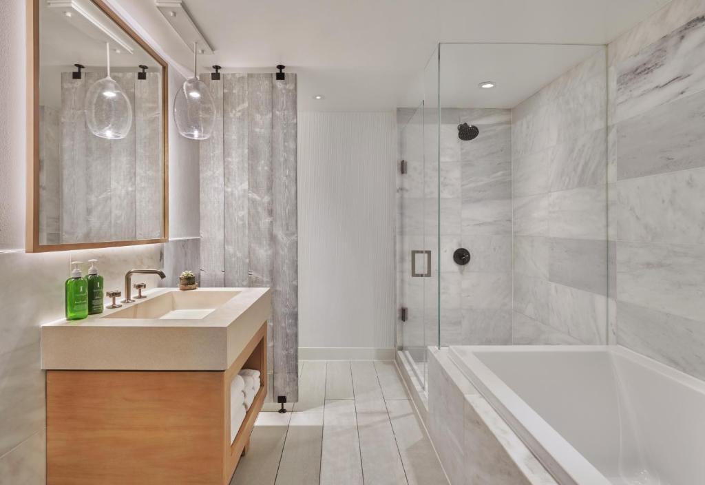 Ein Badezimmer in der Unterkunft 1 Hotel South Beach