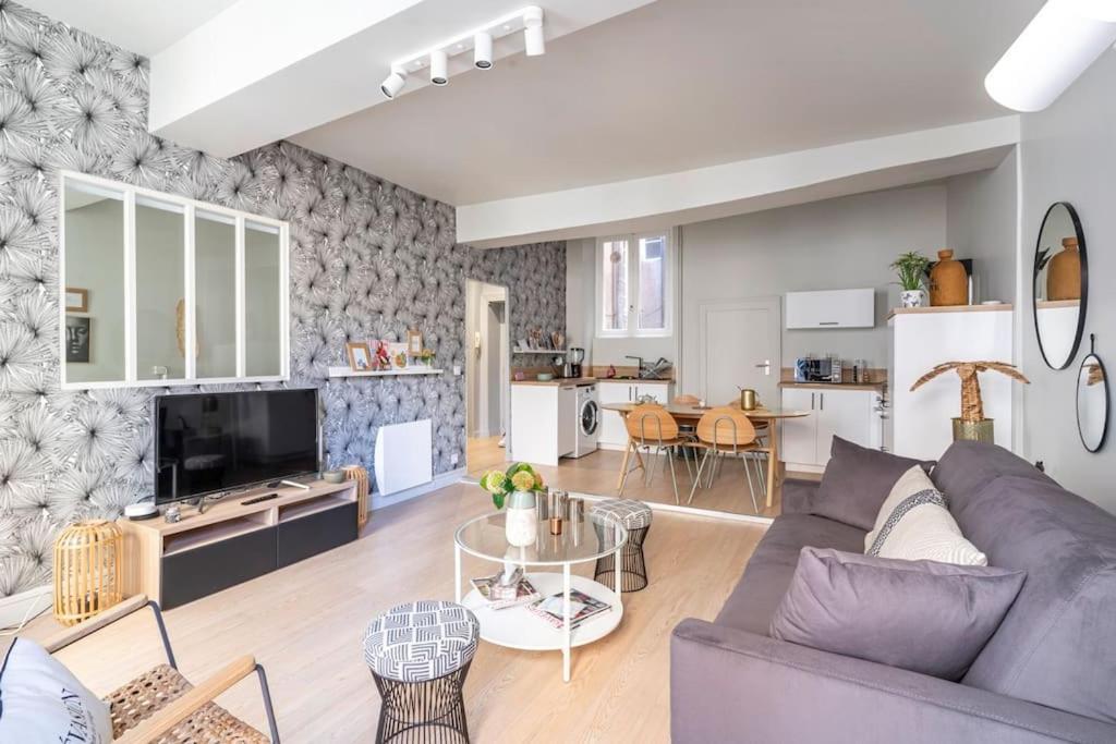 un salon avec un canapé et une table dans l'établissement Saint Nicolas bleu Hypercentre, à Nantes