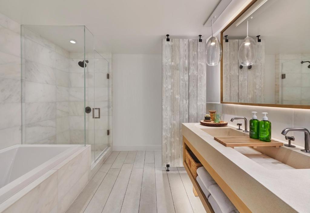 Ein Badezimmer in der Unterkunft 1 Hotel South Beach