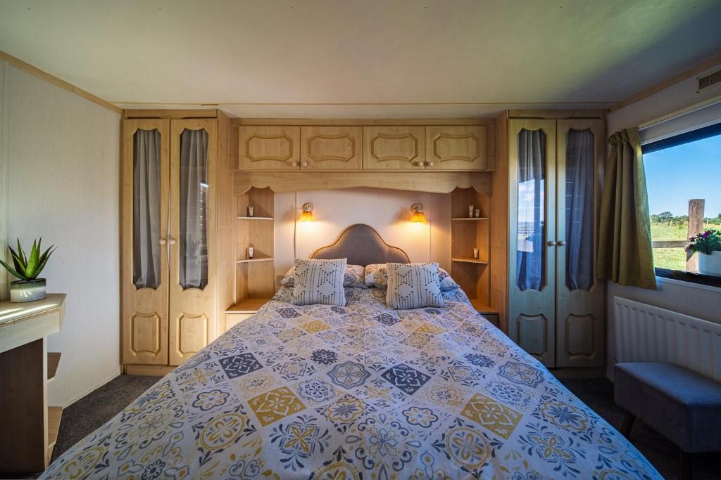 Letto o letti in una camera di Geraghtys Farmyard Pods